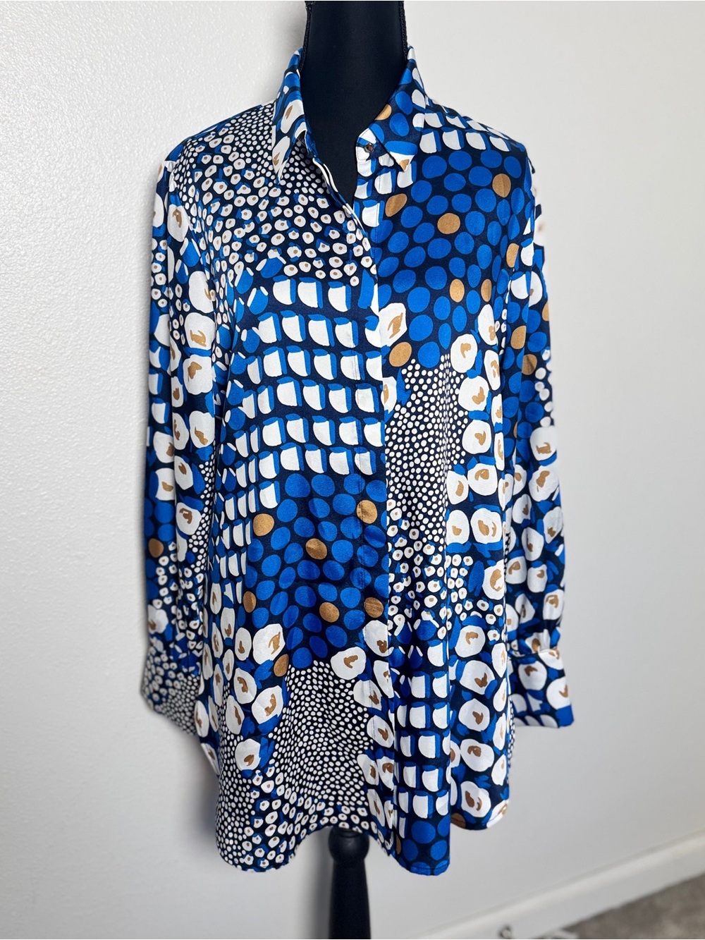 Chico’s Blue Geometric Leopard Print Blouse Size 1 Medium - Picture 2 of 5